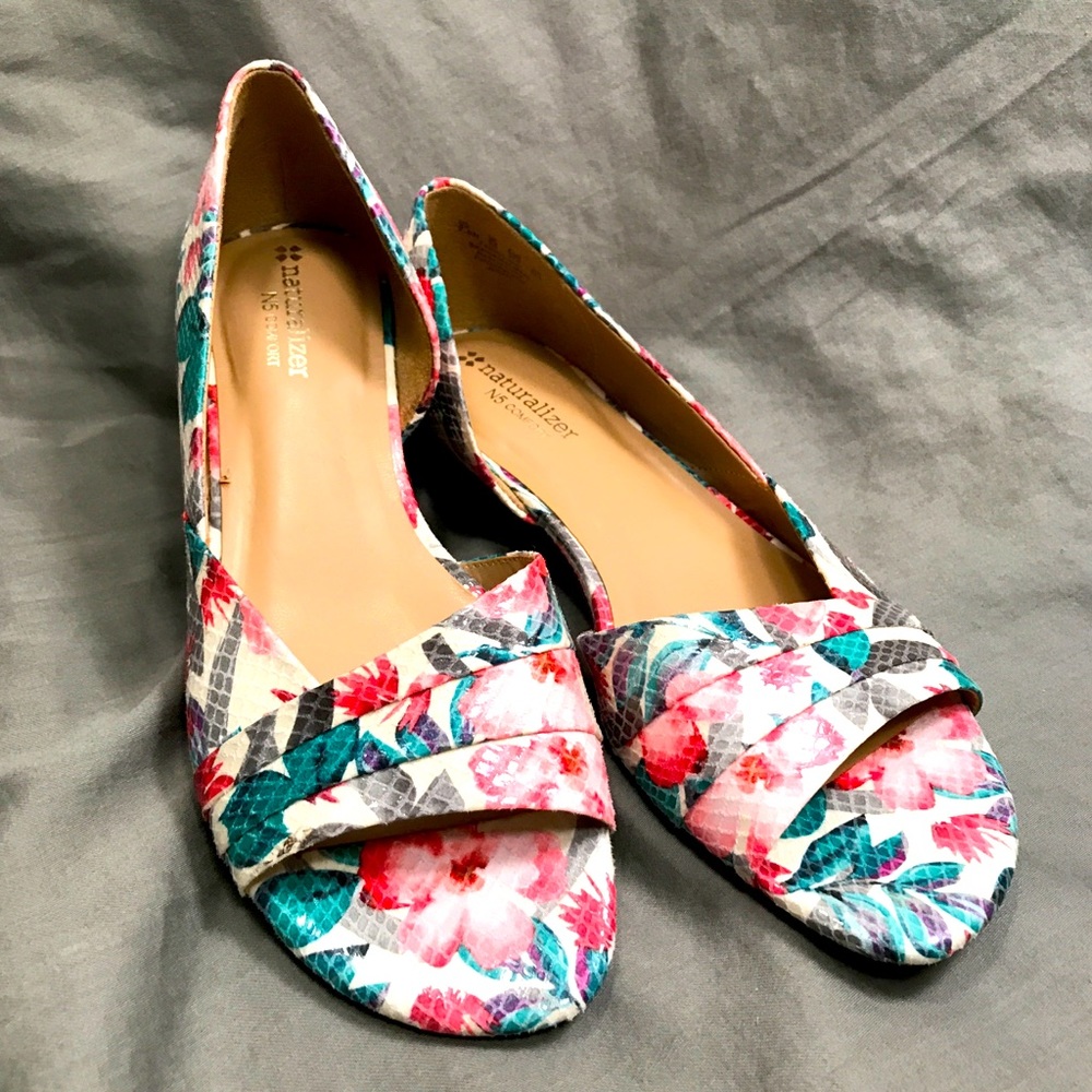 Naturlizers N5 flowery open toe flats
